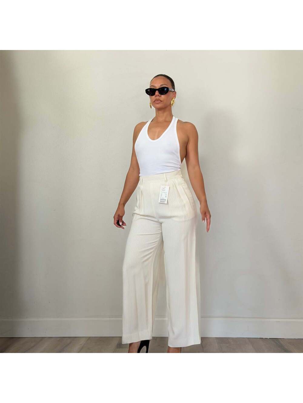 Escada - Picture 2 of 8